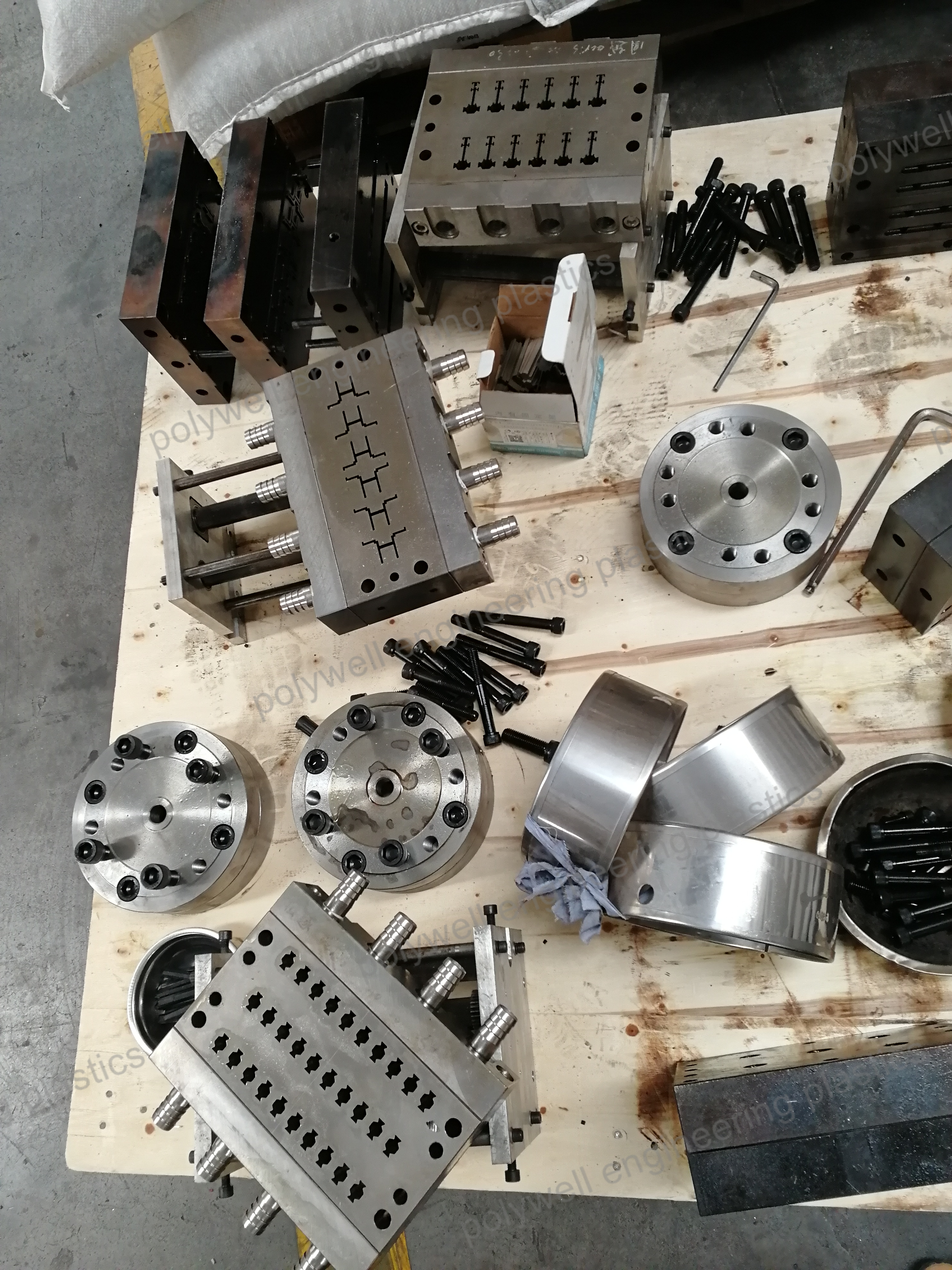 PA66 GF25 Thermal Break Strips Extrusion Mold Used in Extruding Machine