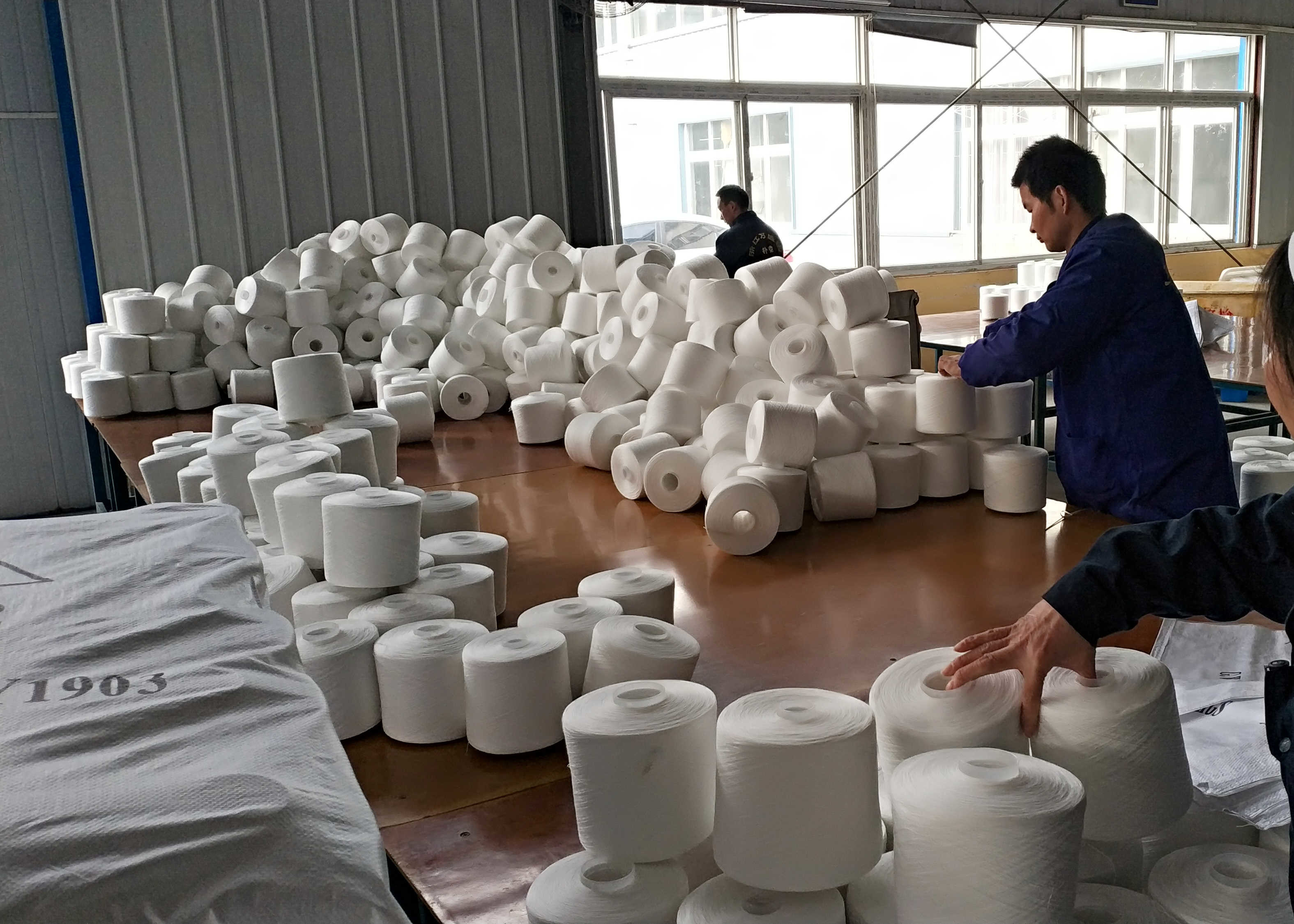42/2 Bright And Semidull Raw White Polyester Yarn Color Can Be Customized