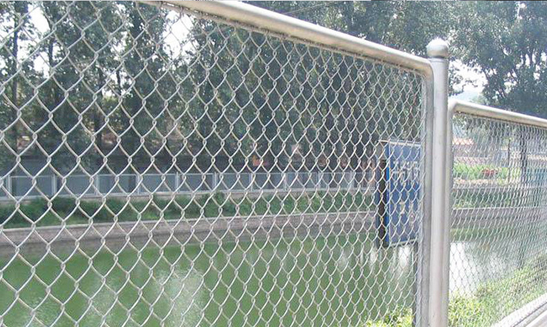 Anti Glare Traffic Barrier Barbed Wire Fence Mesh For Highways Made Of Stainless Steel