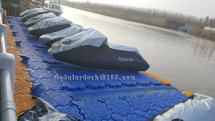 Floating boat lift