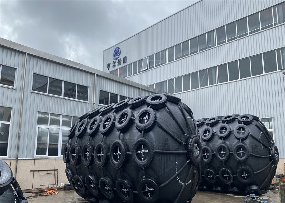 ISO17357 Marine Floating Tyre And Chain Net Pneuamatic Rubber Fender
