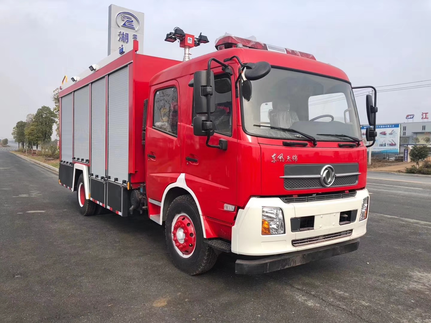 4.05m3 Tanker Dongfeng LHD Double Cabin Fire Engine Truck in Rescue and Fire Fighting