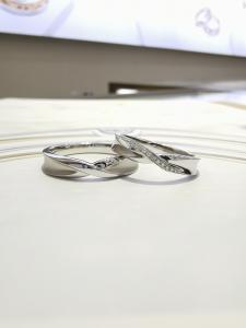 China Concise Atmosphere Crossover 18K White Gold Couple Rings on sale