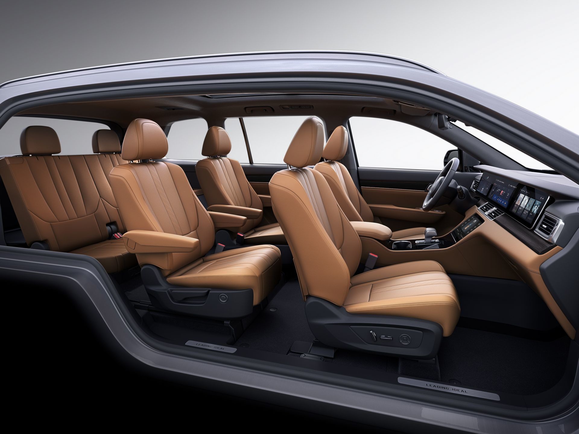 220km/h Plug In Hybrid SUV 700Km Range Four Screens Six Seater Electric Car