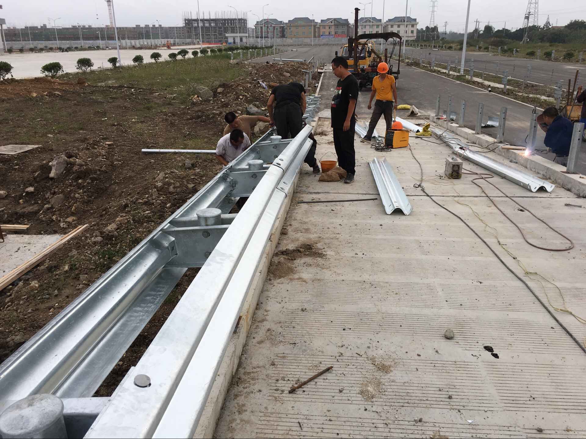 Q235 Q345 Galvanized Steel Highway Guardrail Bracket with Customized Specifications