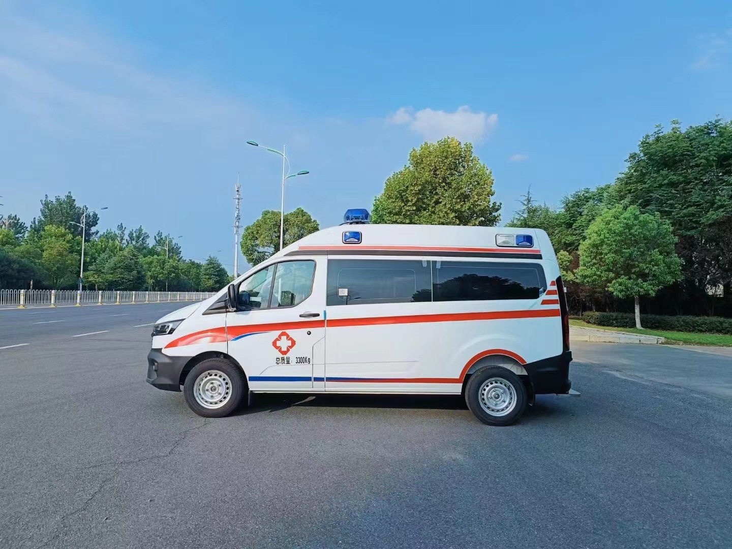 High-performance Emergency Ambulance Car 3750kg GVW medical vehicle