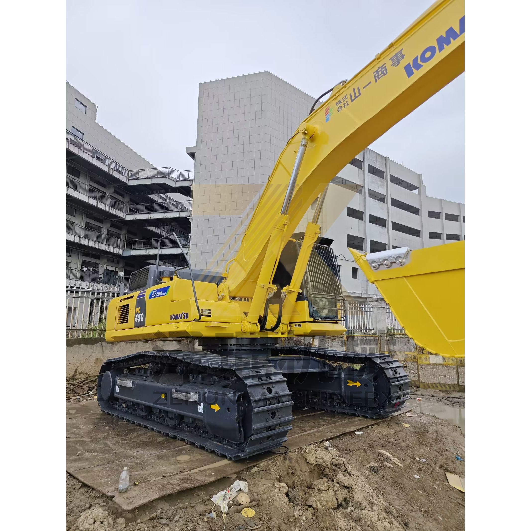 Used Komatsu PC450-8 Excavator with 2.1m3 Bucket Capacity In Shanghai