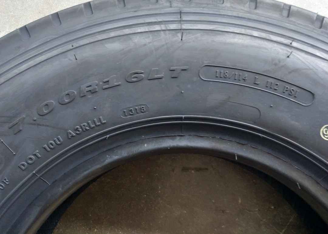 Well Handling Truck Bus Radial Tyres 7.00R16LT Four Main Zigzag Grooves Design