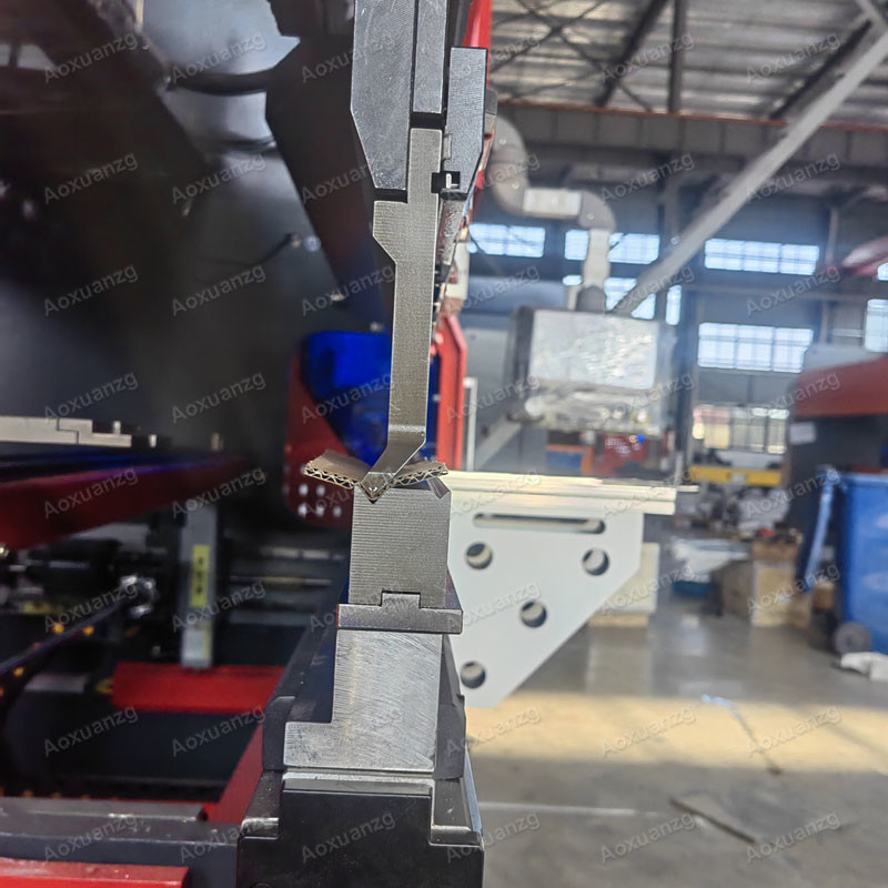 Thickness 1.2mm Hydraulic CNC Press Brake 30T Metal Plate Bending Folding Machine