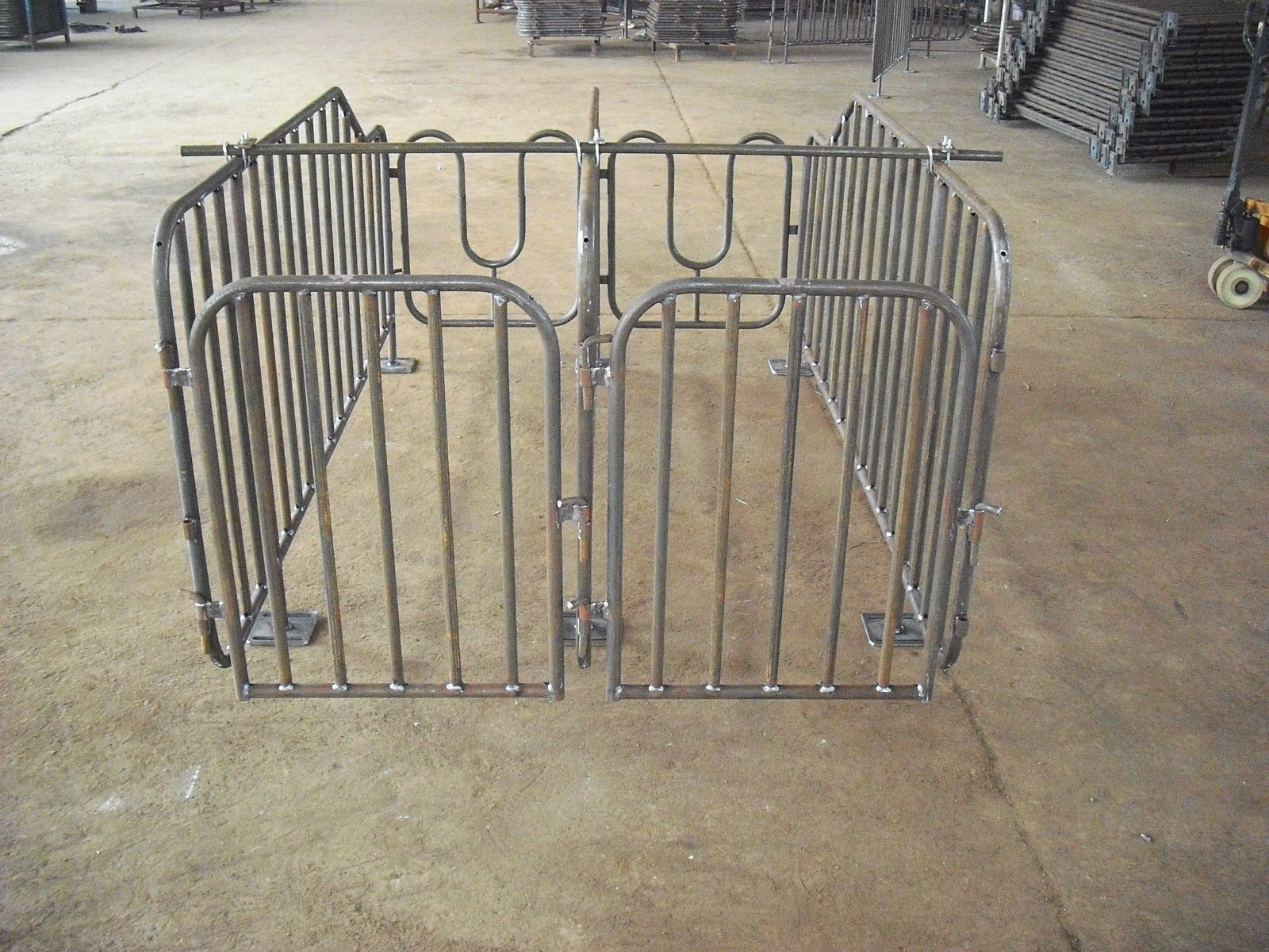 Anti Corrosive Pig Farrowing Equipment , Galvanized Breeding Crate For Swine