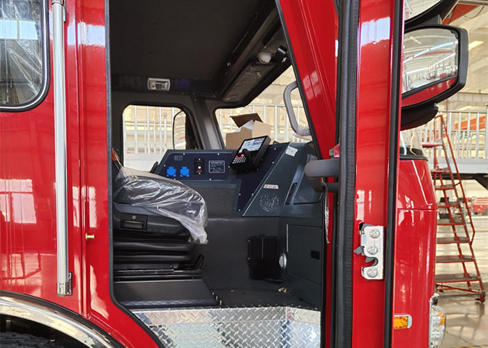 SS304 Material 4x2 Drive 160kW Power Military Water Tanker Fire Truck
