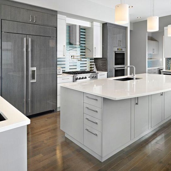 Customized Veneer Color Gloss Kitchen Cabinet with Modern Design and Accessories