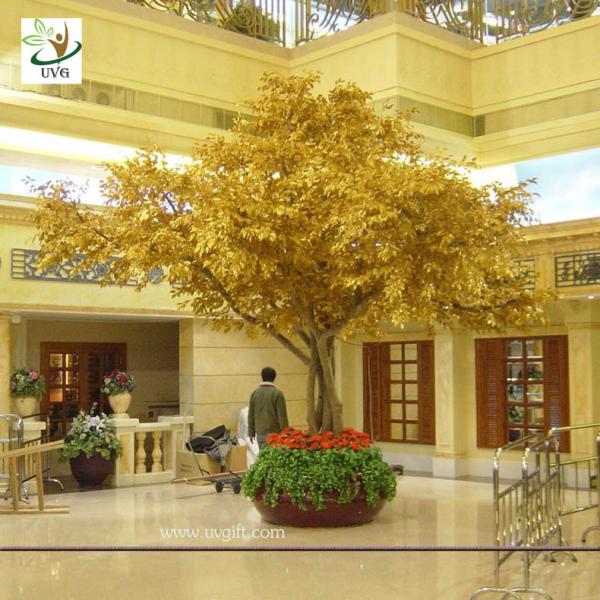 UVG GRE09 Gold banyan leaves big fake indoor trees in wooden trunk for hotel
