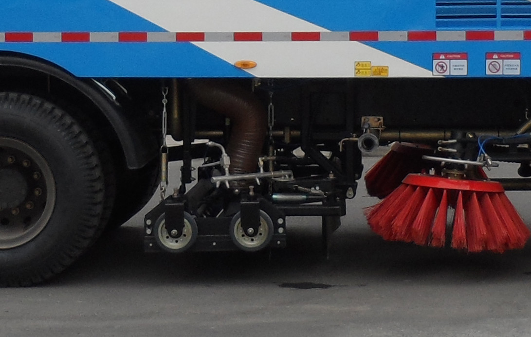 6000 liter water tanker trucks , small oil tanker 8500 liter , bitumen tank trailer for sale