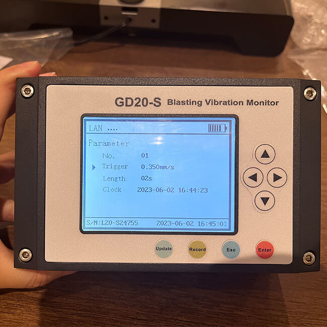 Portable Vibration Monitoring Equipment 8.4V / 2A For Construction
