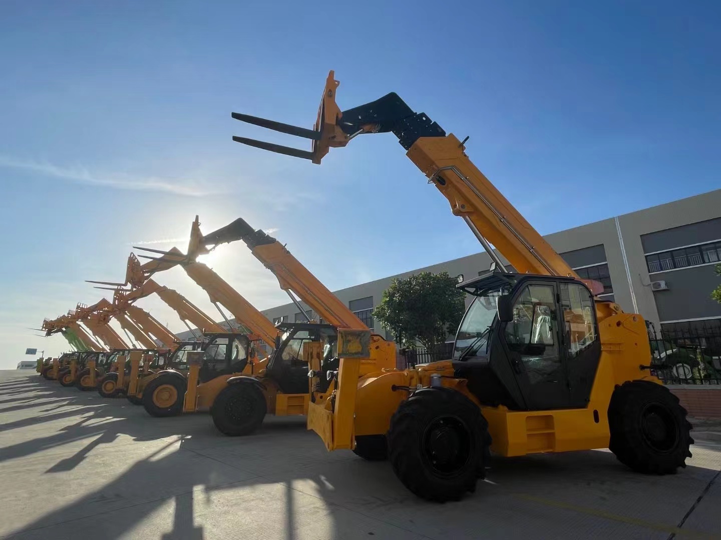 3 Stage / 4 Stage Mast Type Telescopic Forklift Boom Telescopic Crane Loader 7400 kg