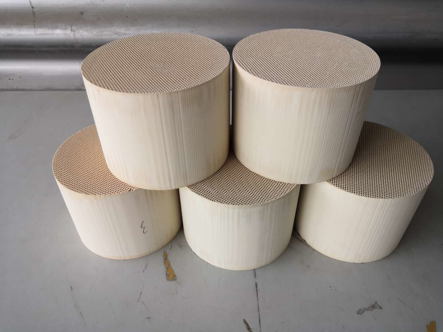Monolithic Ceramic Catalyst Support Material