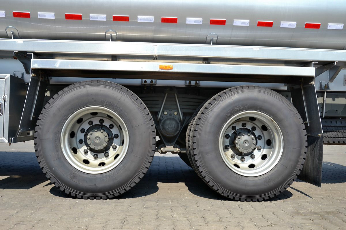 Sinotruk ZZ1257 T5G High Top Fairing Diesel 240HP 14.5T 6X4 Fuel Tank 20.25m³ HOWO Oil Tanker Truck