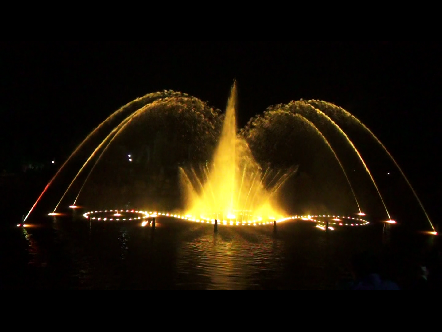 Large Lake Water Floating Fountain With Dancing Speakers Colorful Water Lamps