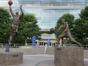 Quality bronze basketabll players challenge ball sculpture wholesale