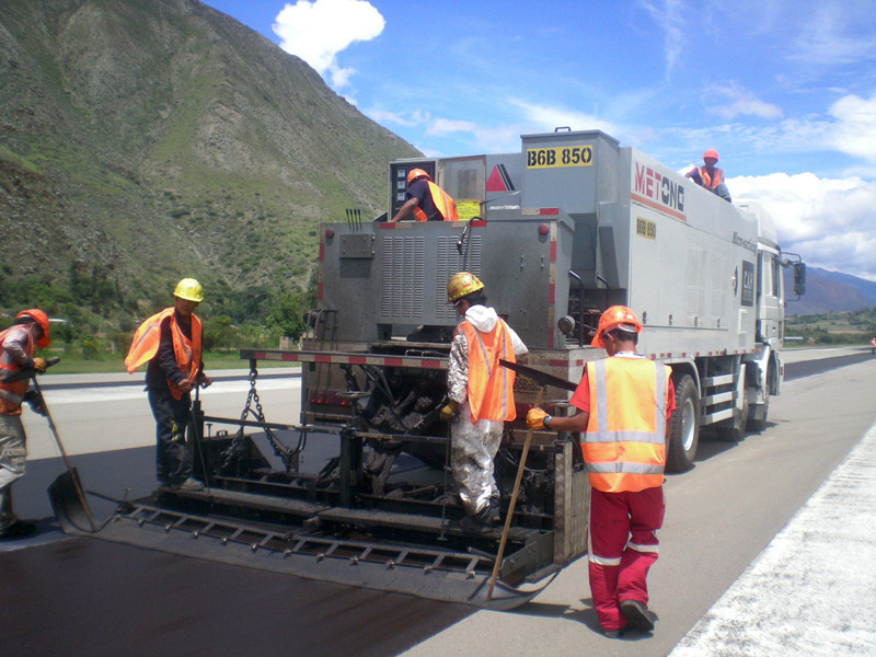 Intelligent Road Maintenance Equipment With 8M3 Aggregate Bin 3M3 Emulsion Bitumen Tank