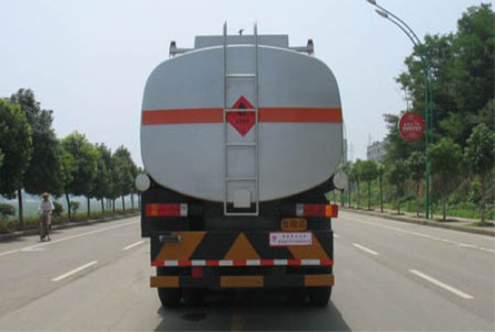 Energy Saving Oil Tank Trucks / Edible Oil Transport Truck Hydraulically Clutch