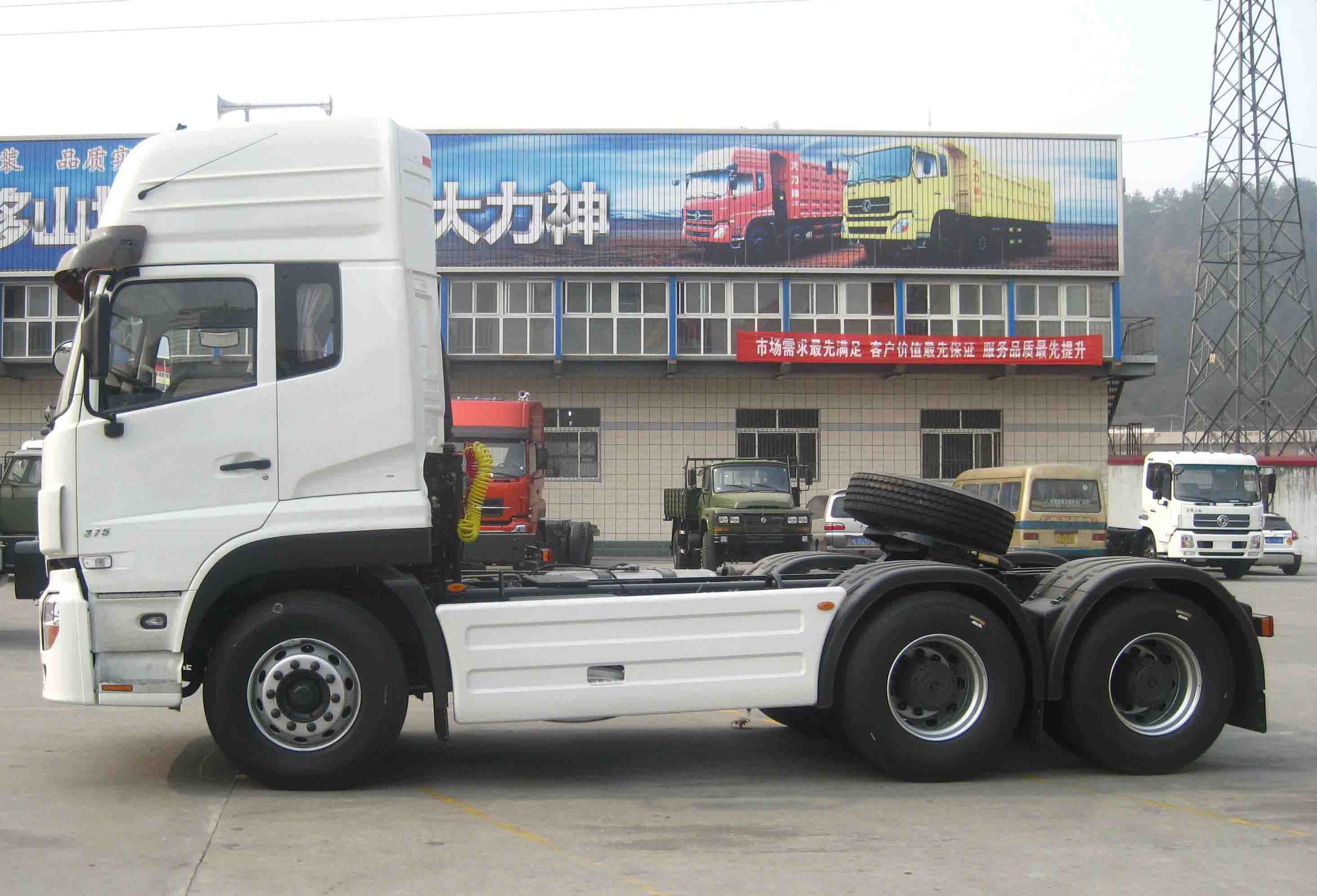 Dongfeng 6x4 LHD High Roof Cabin Diesel CNG Tractor Trailer With Automatic Air Conditioner