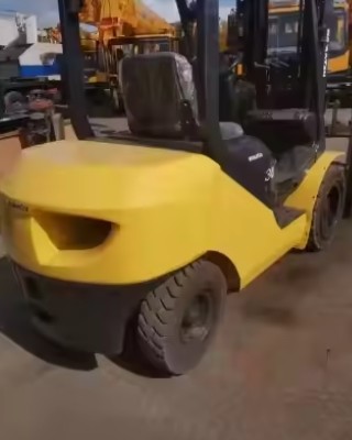 High-Performance Used Komatsu Forklifts 30 Komatsu FD30 3 Tons Stages Duplex Masts in Eastern Europe