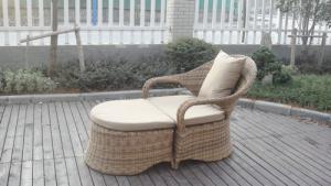 Quality 2pcs half round rattan and ottoman set wholesale