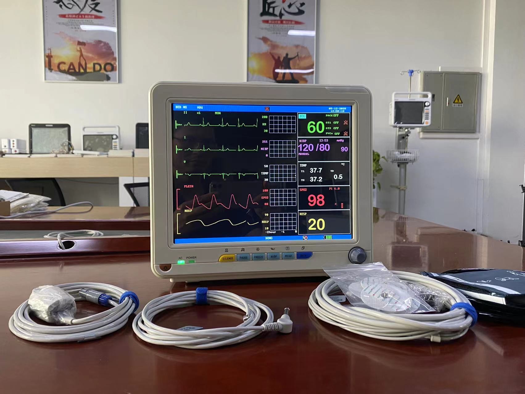 12" TFT LCD Heartbeat Monitor Machine Off White Color SKD OEM Accepted