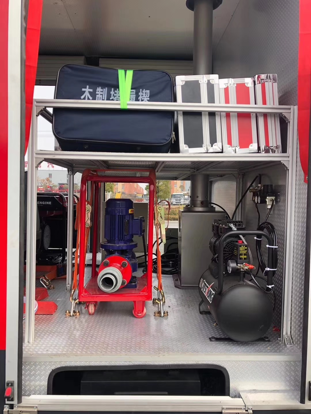 4.05m3 Tanker Dongfeng LHD Double Cabin Fire Engine Truck in Rescue and Fire Fighting