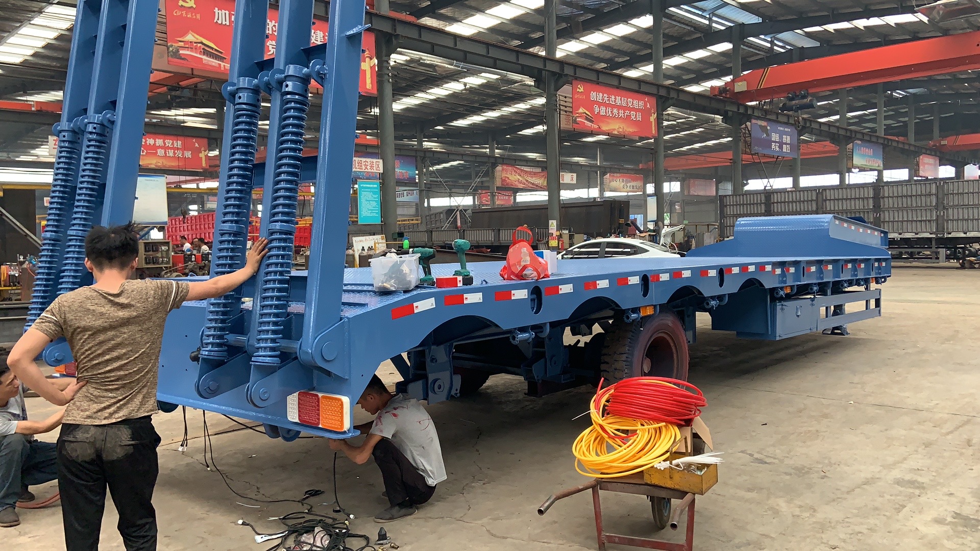 Semi-Trailer 4 Axles 13.73m 75 Tons 80ton Lowbed Flat Low Bed Loader in Qatar