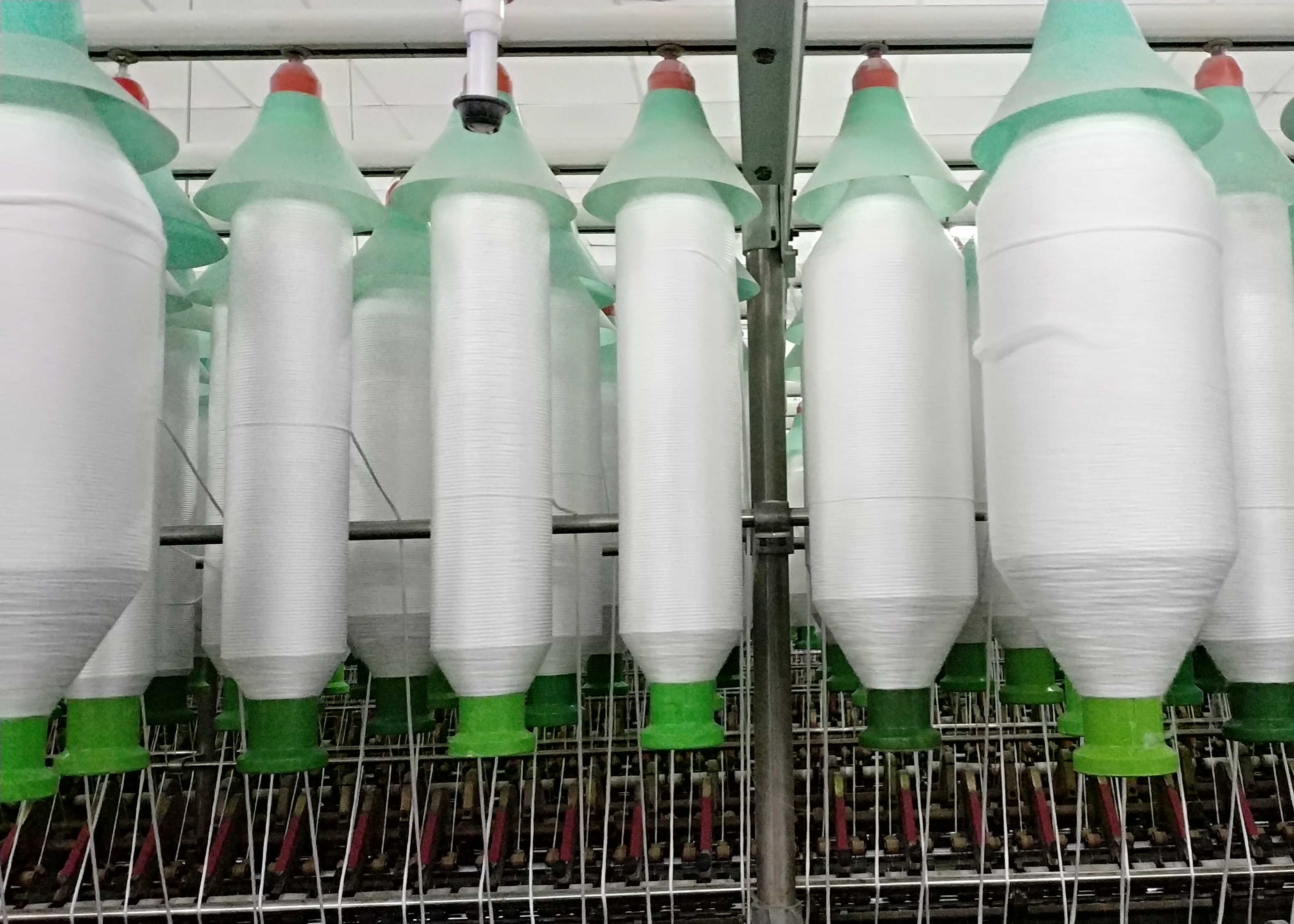 42/2 Bright And Semidull Raw White Polyester Yarn Color Can Be Customized