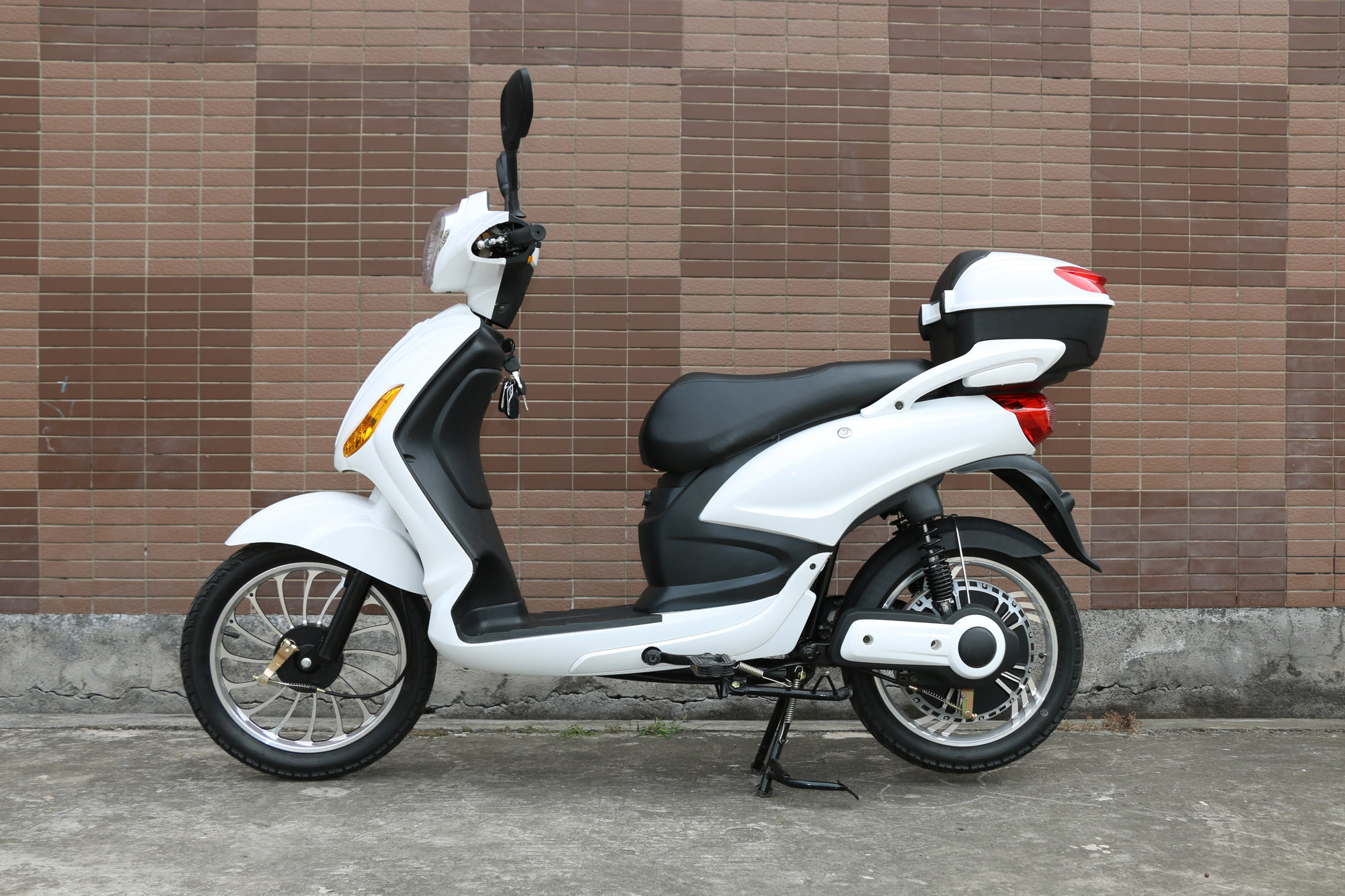Italy Best Seller 48V 500W Electric Scooter Pedal Assist 60km Range per Charge 18 Inch Tire 48V 20ah Bluetooth Sensor Disk