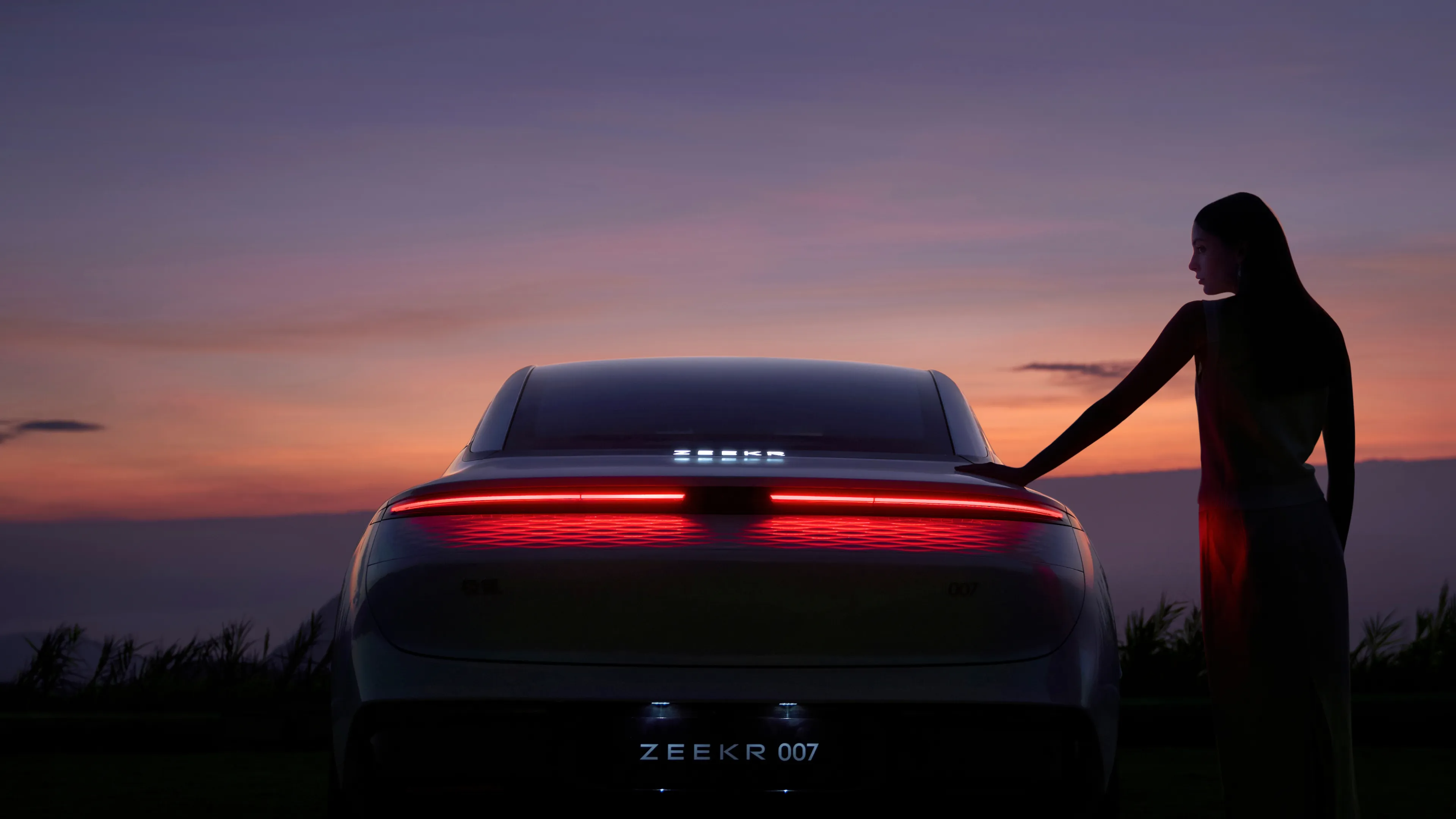 Zeekr 007 Electric Car 4WD High Speed Sedan 4880x1900x1448mm Five-Seater Sedan Design