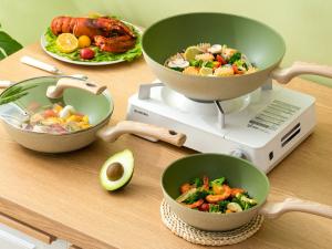 Quality Durable 4Piece Aluminum Cast Iron Skillet Cookware Set With Tempered Glass Lids wholesale