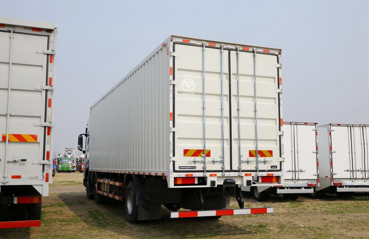 YUCHAI Engine 25 Ton Heavy Duty Truck for Road Logistics and Cargo Transportatio