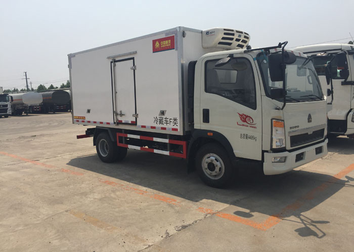 Vegetables / Fruits Refrigerated Delivery Truck White 8 Tons with 140 HP Engine