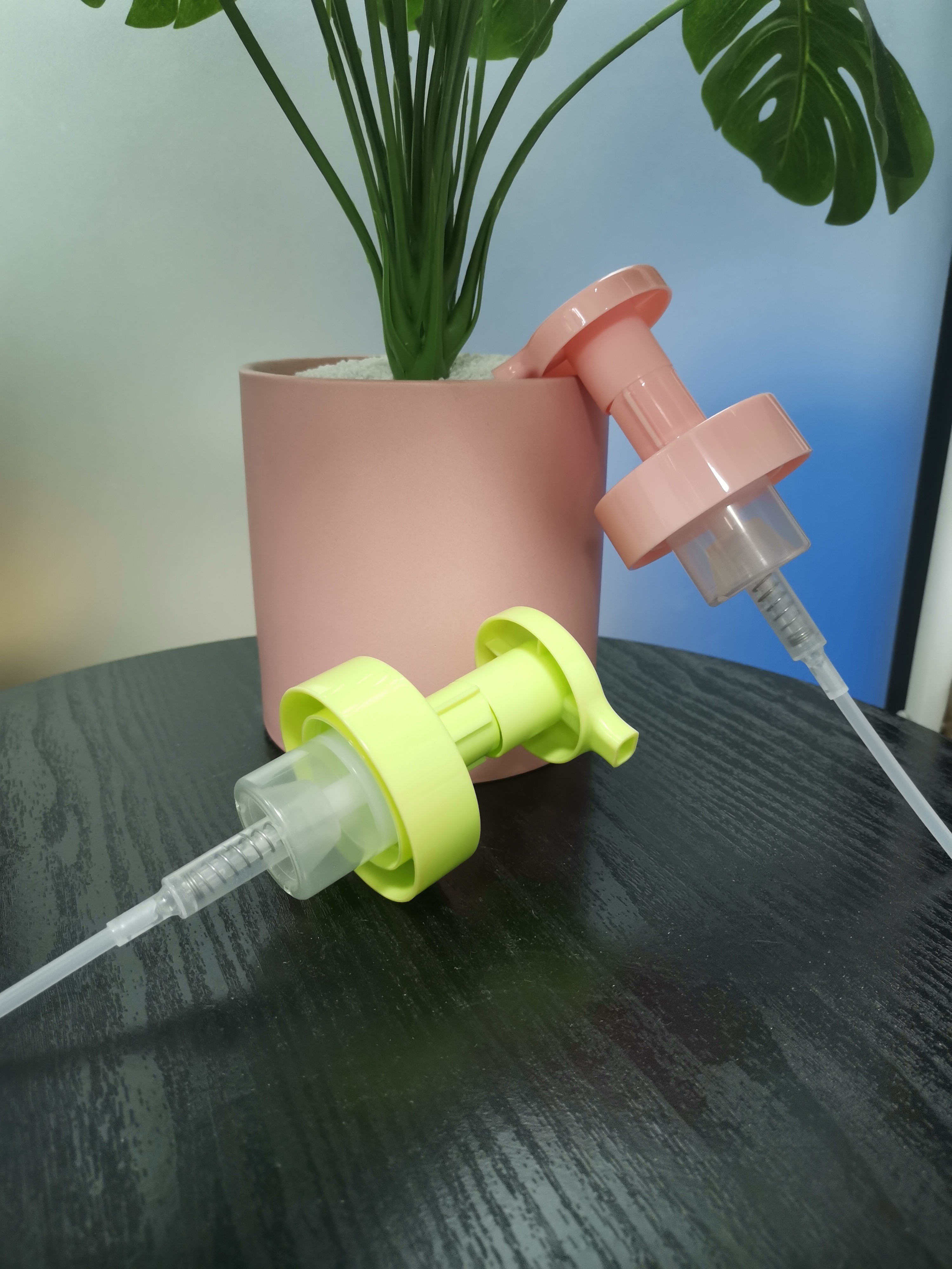 Unique PP Plastic Lotion Pump With Clip Lock Closure For Sanitizer Bottles