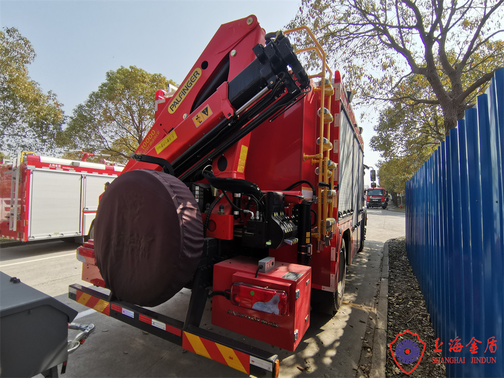 Diesel 100Km/H Q235A Emergency Rescue Fire Truck with 5000kg Lifting Crane