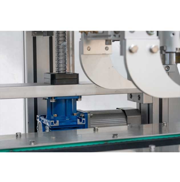 Beer Bottle Automatic Capping Machine With Cap Feeder Dual Capping Heads Tracking