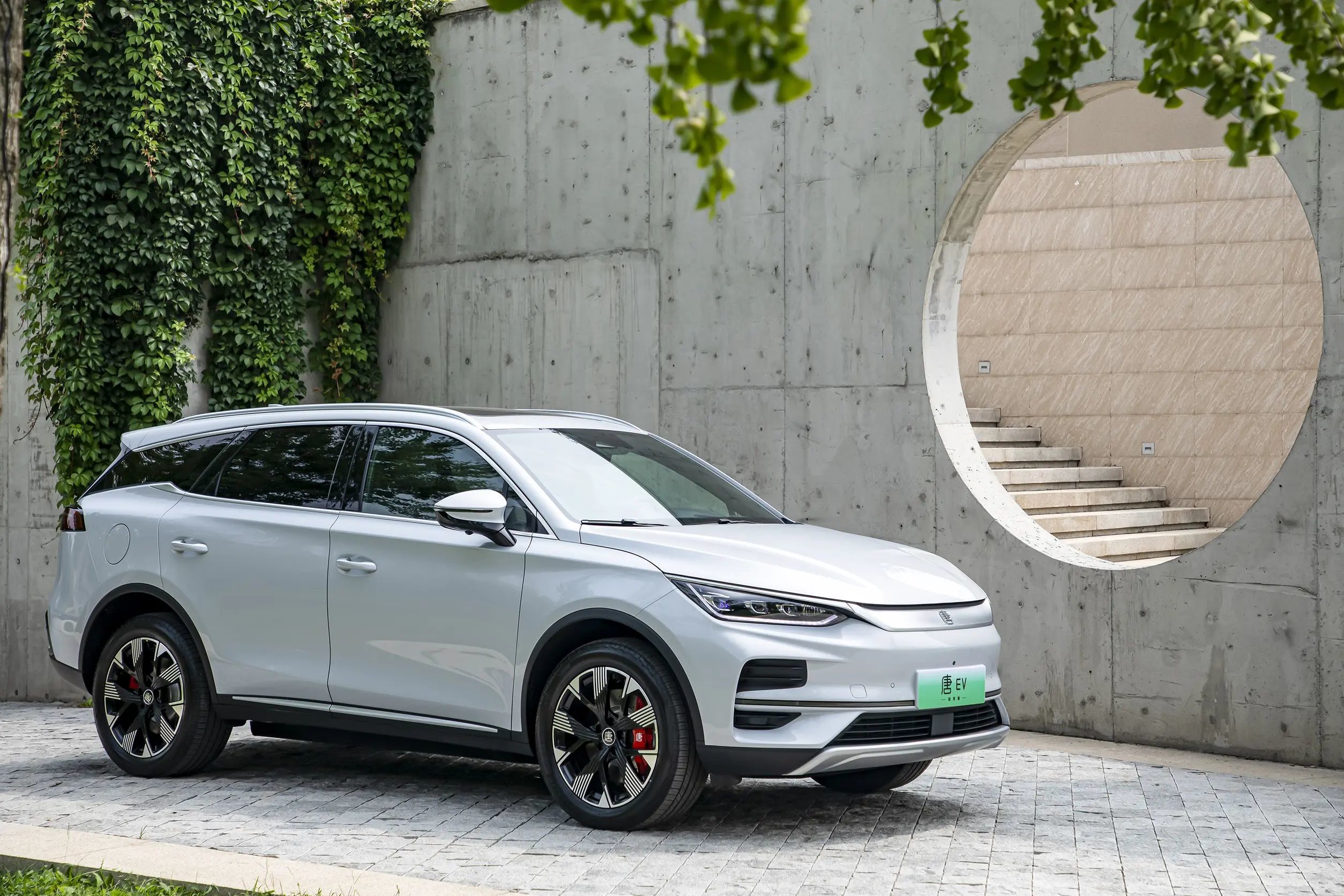 Luxury BYD Tang Electric Car EV 185Km/H Left Drive Plug In Hybrid SUV