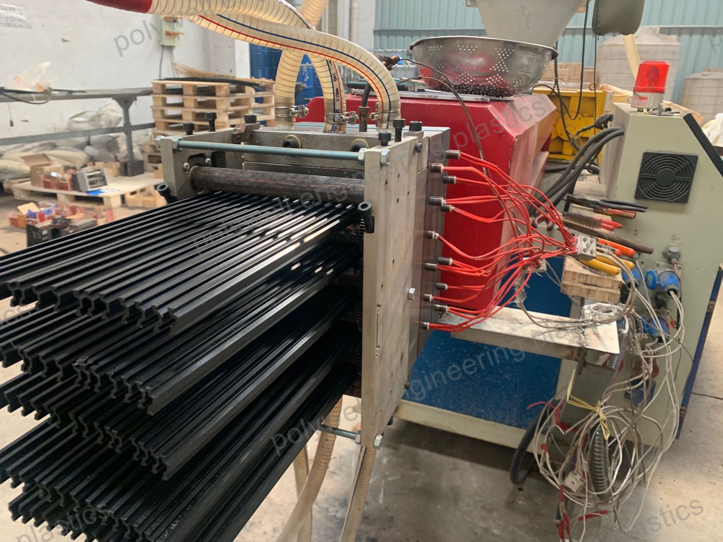 PA66 GF25 Nylon Extruder Equipment Heat Insulation Plastic Extrusion Machine