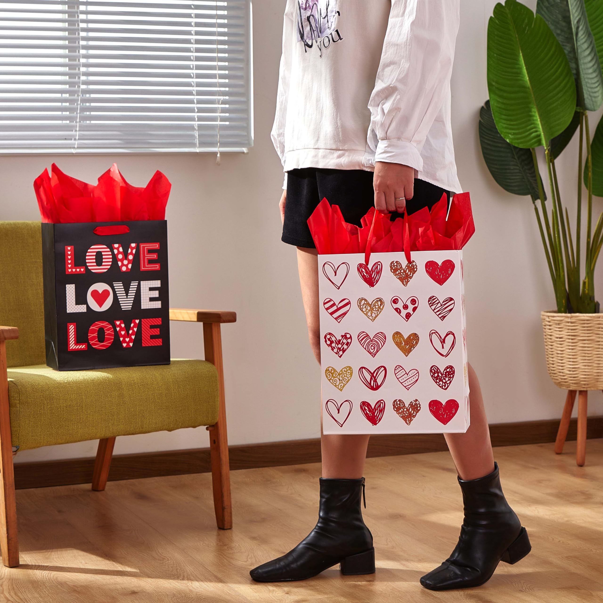 CMYK 4 Color Offset Printing Luxury Wide Bottom Paper Bag for Valentine's Day by Maker