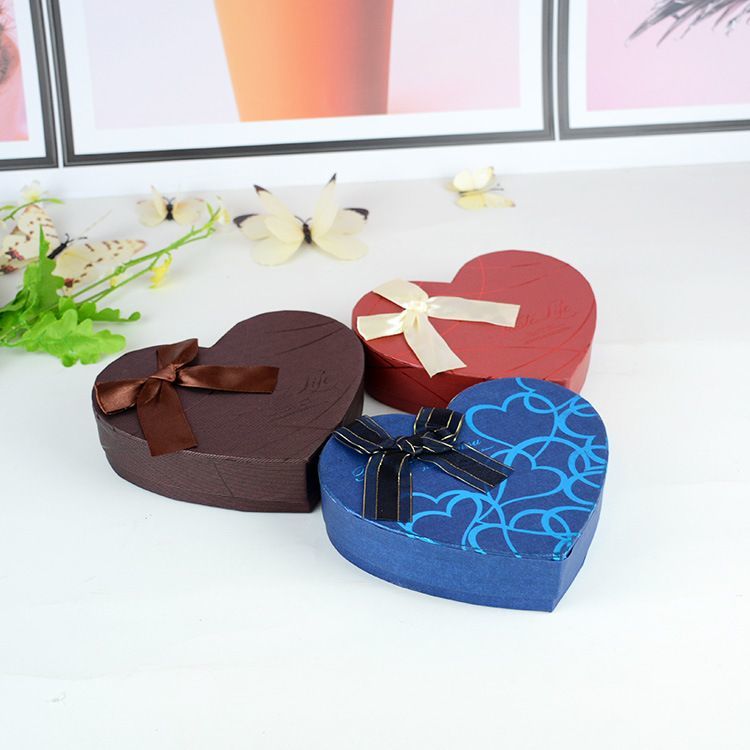 Fashion Luxury High Custom Christmas Seasonal Red Color Heart Shaped Lid and Base Paper Packaging Chocolate Box