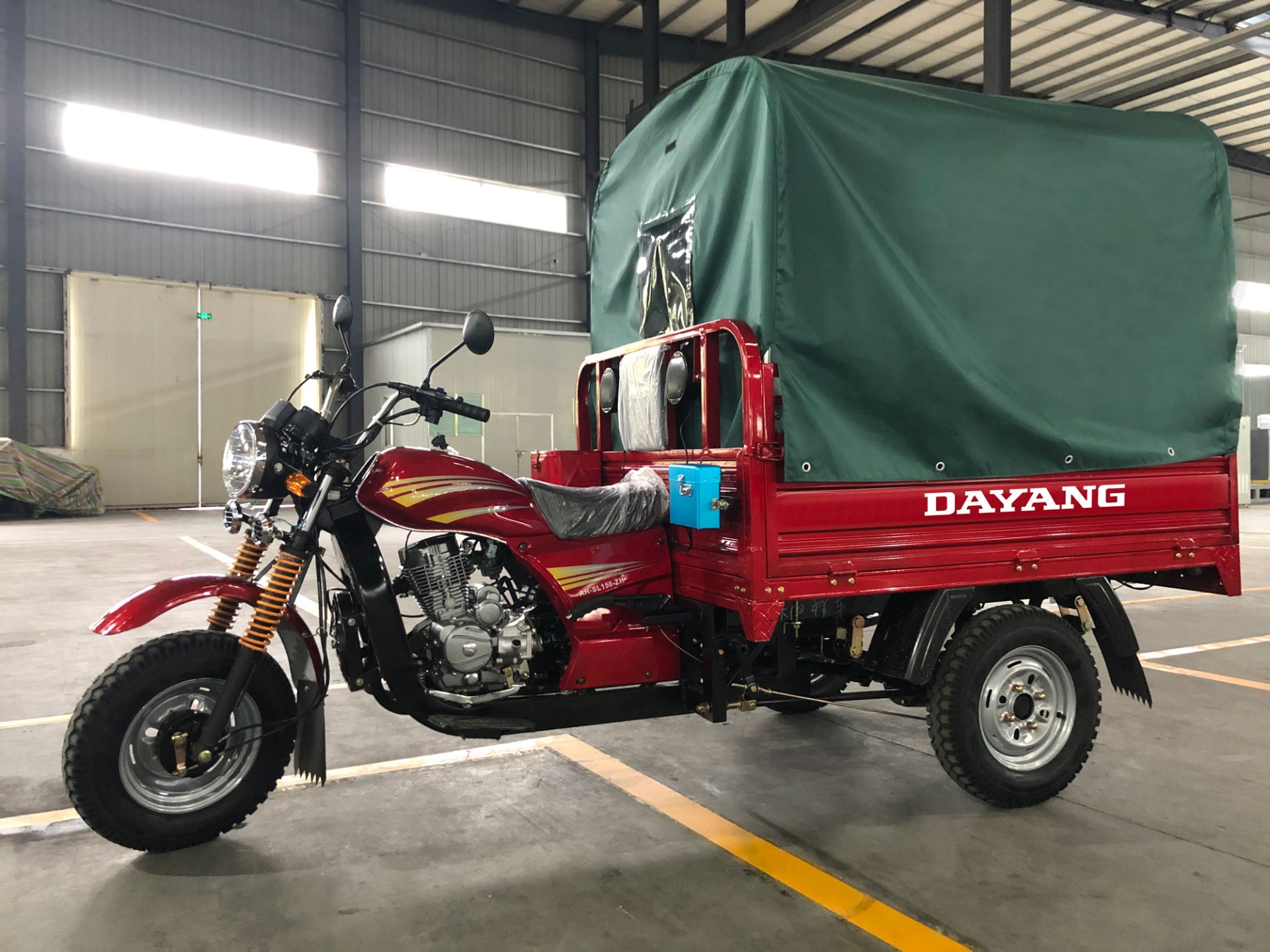 Angola Market Cargo Tricycle with 150cc/200cc/250cc Engine and 1.8*1.3 Cargo Box Size