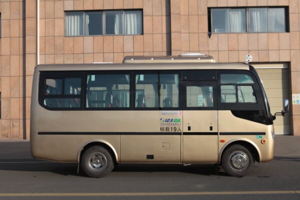 Affordable 5.9m 4x2 30 Seat Diesel Business Tourist Bus from with Manual Transmission