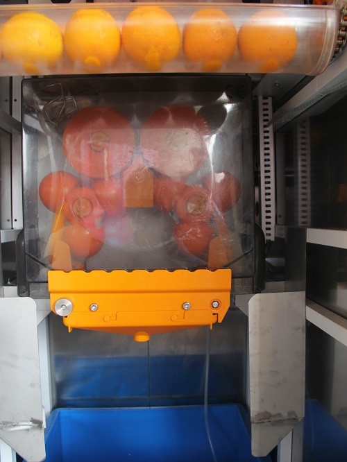 Durable Orange Juice Vending Machine For Supermarket , Fruit Juice Vending Machine