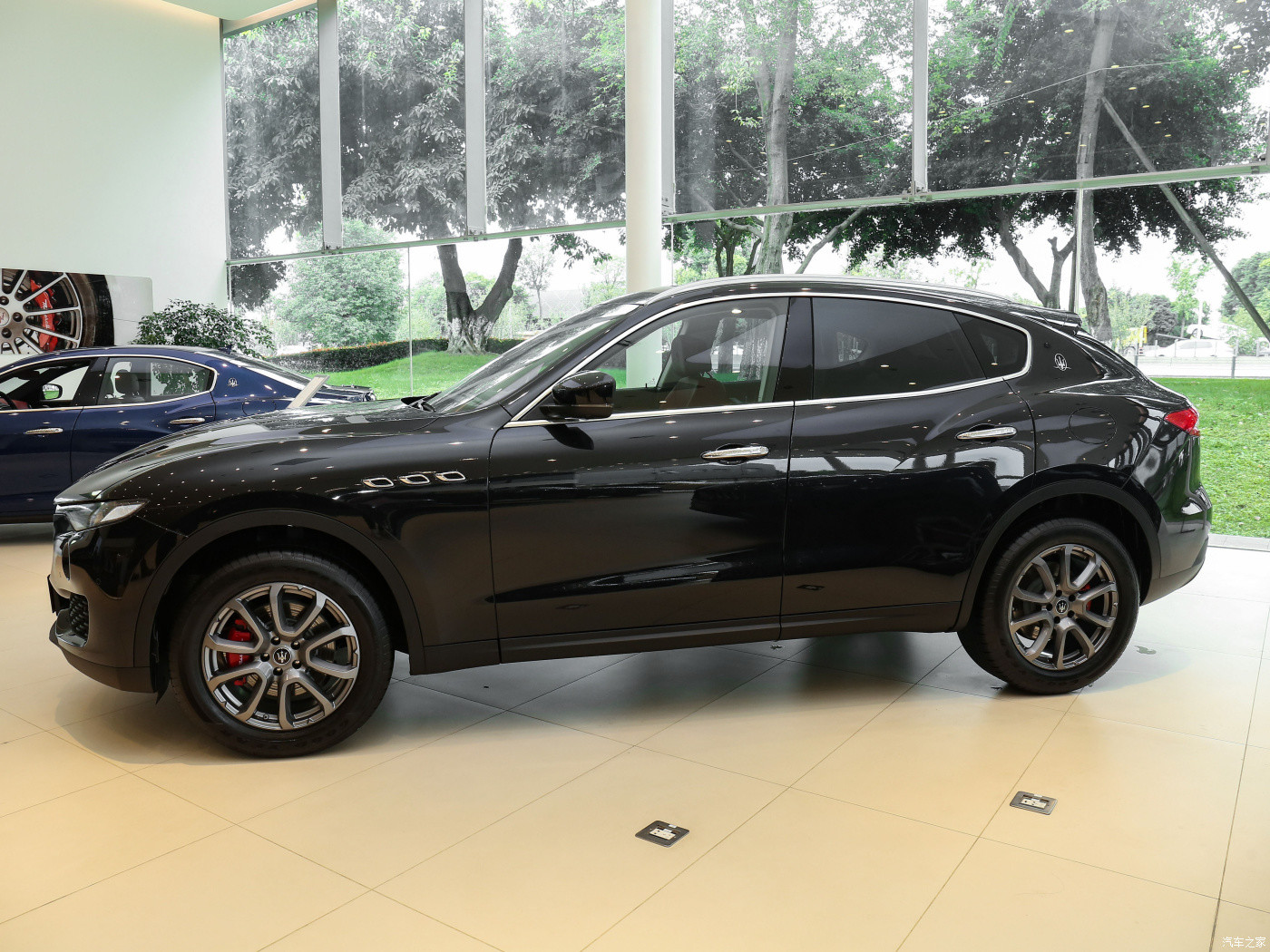 President Maserati Front And Rear Windshield Glass Triangular