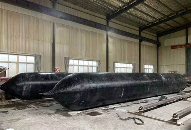 OEM Dry Docking Ship Launching Air Bags , Cylindrical Marine Rubber Airbags